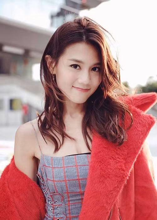 Nữ hoàng nội y Hong Kong một thời xuất hiện gợi cảm vừa đủ.