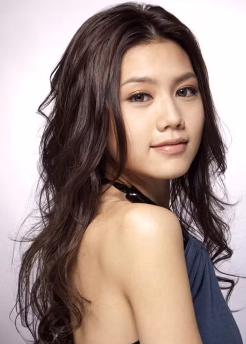 Châu Tú Na sở hữu gương mặt trong sáng, dễ thương cùng vóc dáng hoàn hảo nên từng là một trong những gương mặt hot trên các tạp chí thời trang châu Á.