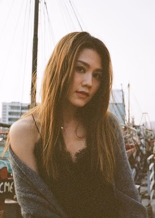 Tú Na từng hẹn hò nam diễn viên Avis. Hiện tại, cô không chia sẻ về chuyện tình cảm.