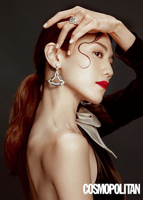 Ngoài mê hoặc bằng các bộ hình quyến rũ, Tú Na còn biết cách gây chú ý mỗi khi tham dự sự kiện nhờ phong cách hở bạo.