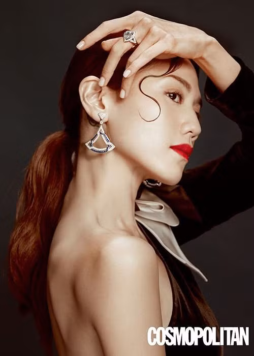 Ngoài mê hoặc bằng các bộ hình quyến rũ, Tú Na còn biết cách gây chú ý mỗi khi tham dự sự kiện nhờ phong cách hở bạo.