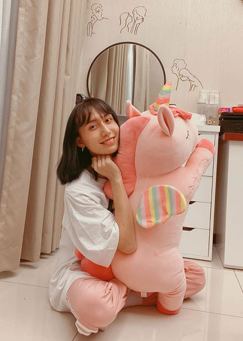 Để quay clip, Lynk Lee quan sát bạn bè để biết những thao tác trang điểm cơ bản sau đó xem qua các video về làm đẹp rồi ghi nhớ và làm theo.