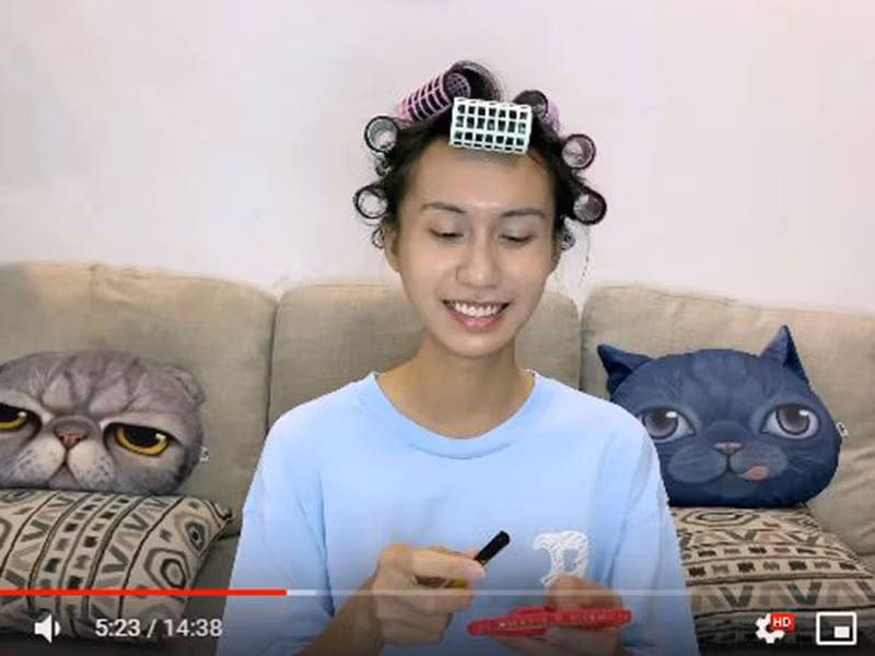 Nữ ca sĩ tỏ ra khá lúng túng khi tự tay làm đẹp cho bản thân.