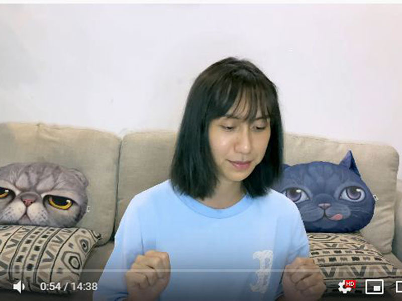 Trên trang cá nhân, Lynk Lee vừa đăng tải clip lần đầu tiên làm tóc và trang điểm.