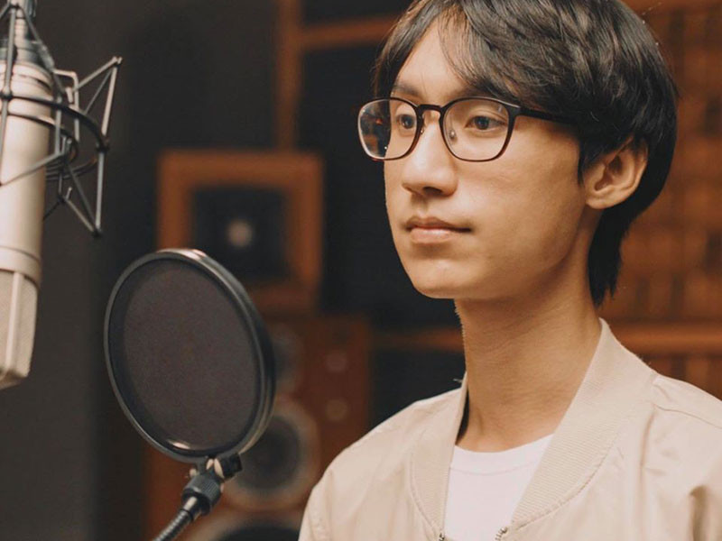 Lynk Lee tên thật là Tô Mạnh Linh, sinh năm 1988. Ngay từ nhỏ, anh đã bộc lộ niềm đam mê ca hát và sáng tác nhạc. Năm 2013, Lynk Lee lọt vào vòng bán kết Vietnam’s Got Talent. Nam ca sĩ còn được biết đến với những bản cover ngọt lịm. Tháng 2/2020, câu chuyện Lynk Lee đổi giới tính thành nữ khiến dư luận xôn xao.