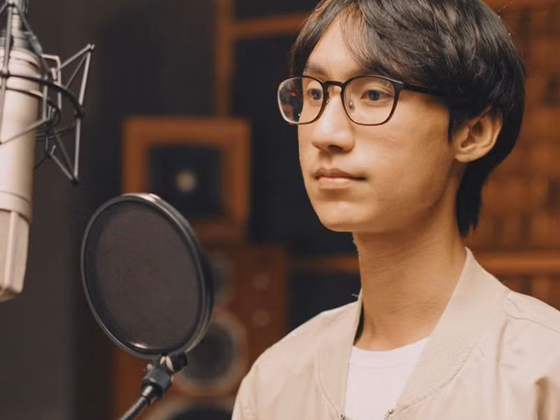 Lynk Lee tên thật là Tô Mạnh Linh, sinh năm 1988. Ngay từ nhỏ, anh đã bộc lộ niềm đam mê ca hát và sáng tác nhạc. Năm 2013, Lynk Lee lọt vào vòng bán kết Vietnam’s Got Talent. Nam ca sĩ còn được biết đến với những bản cover ngọt lịm. Tháng 2/2020, câu chuyện Lynk Lee đổi giới tính thành nữ khiến dư luận xôn xao.