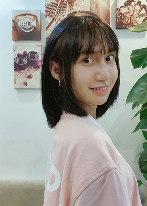 Fan khen ngợi gương mặt ngày càng nữ tính của Lynk Lee, đồng thời động viên cô tăng cân vì vóc dáng hiện tại khá gầy gò.