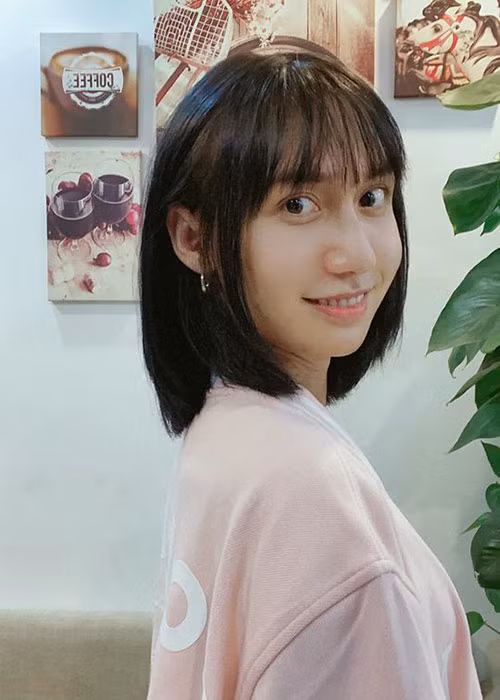 Fan khen ngợi gương mặt ngày càng nữ tính của Lynk Lee, đồng thời động viên cô tăng cân vì vóc dáng hiện tại khá gầy gò.