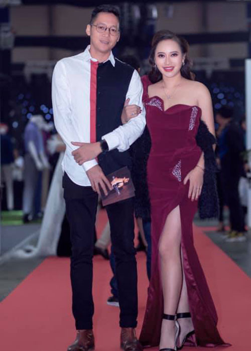 "Anh ấy chỉ là một người kinh doanh đơn thuần và rất giản dị. Tôi yêu vì anh ấy thực sự là một người chăm chỉ, ấm áp và luôn luôn vươn lên với những sáng tạo của mình", Khánh Linh chia sẻ về người chồng hiện tại.