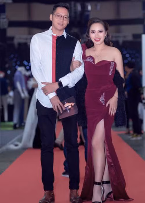 "Anh ấy chỉ là một người kinh doanh đơn thuần và rất giản dị. Tôi yêu vì anh ấy thực sự là một người chăm chỉ, ấm áp và luôn luôn vươn lên với những sáng tạo của mình", Khánh Linh chia sẻ về người chồng hiện tại.