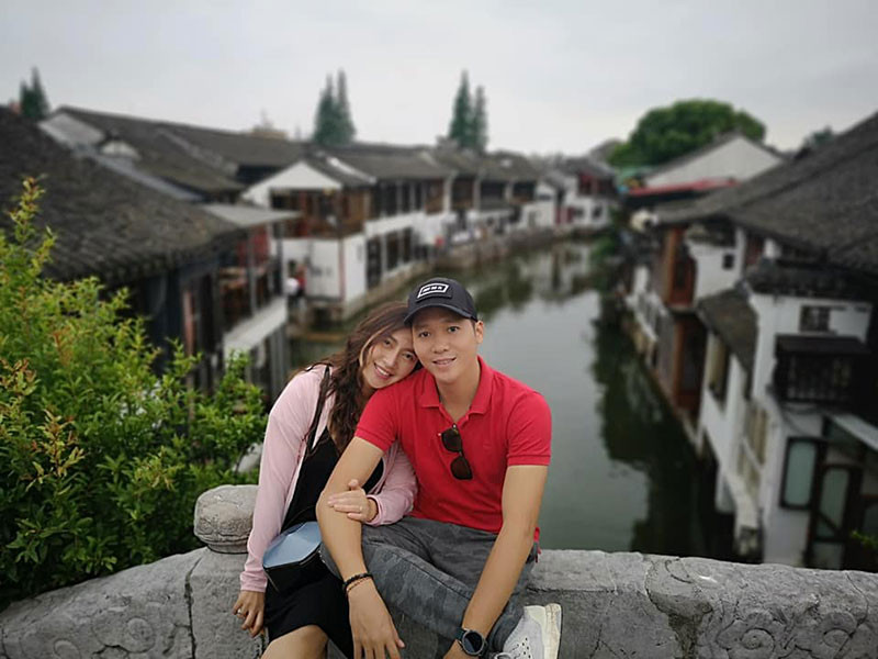 Nữ ca sĩ cho biết, chồng rất yêu thương con trai riêng của cô.