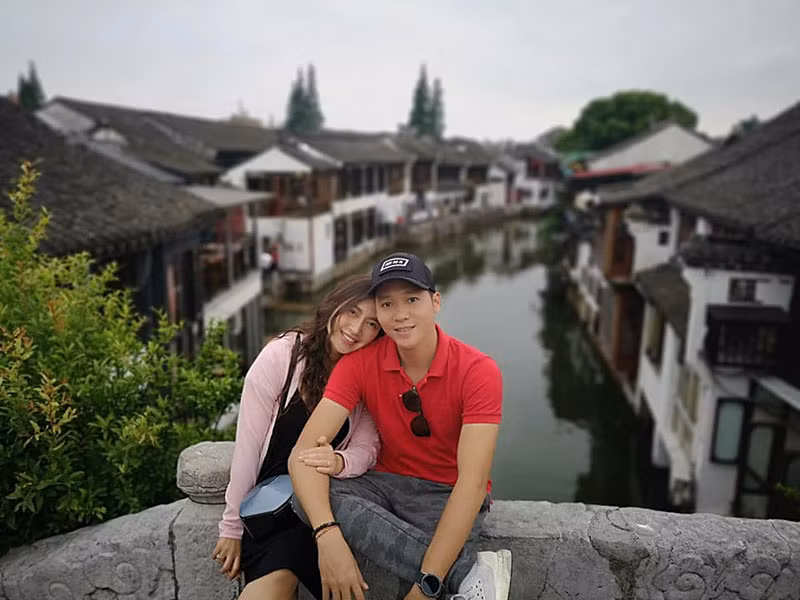 Nữ ca sĩ cho biết, chồng rất yêu thương con trai riêng của cô.