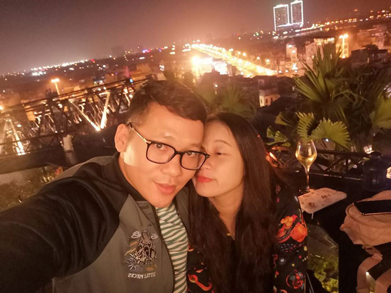 Kết hôn được 6 năm, có một cô con gái chung, Khánh Linh và ông xã vẫn mặn nồng như hồi mới yêu.