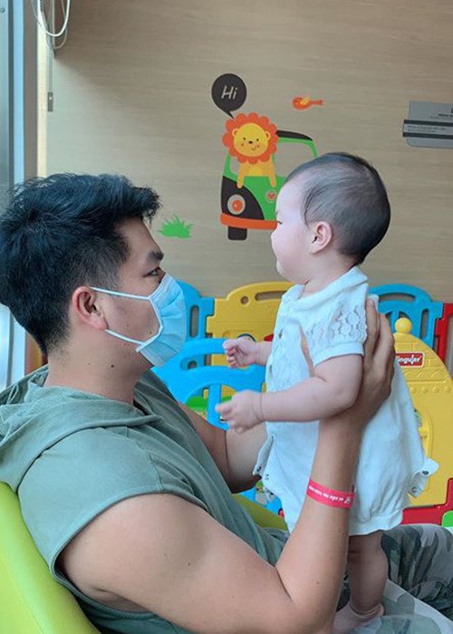 Trung Kiên giúp đỡ Lê Phương việc nhà, chăm sóc các con.