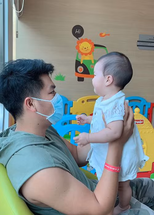 Trung Kiên giúp đỡ Lê Phương việc nhà, chăm sóc các con.