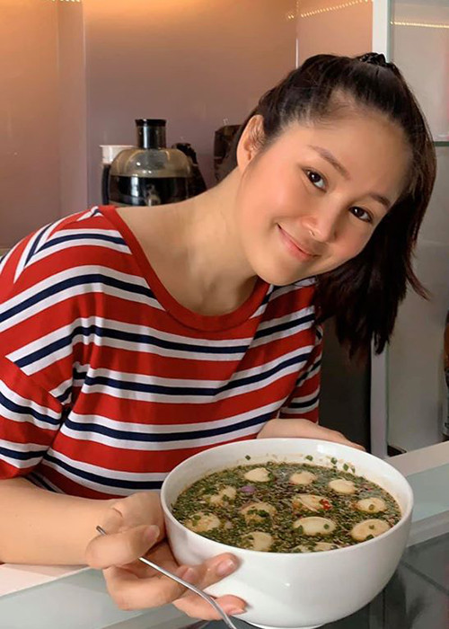 Bà mẹ hai con ăn uống lành mạnh, bổ sung vitamin.