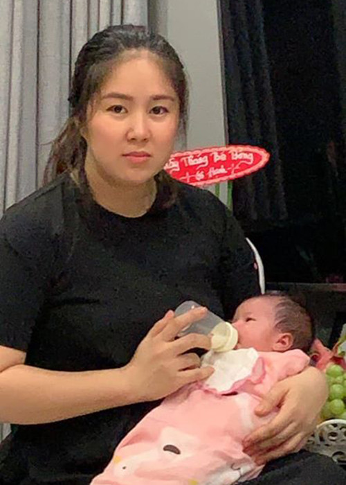 Trong lần mang bầu thứ 2, Lê Phương nặng 81kg. Sau khi sinh, cô có cân nặng 72 kg rồi tăng lên 76 kg. Hình ảnh Lê Phương bị chê phát tướng khi con gái tròn 1 tháng tuổi.