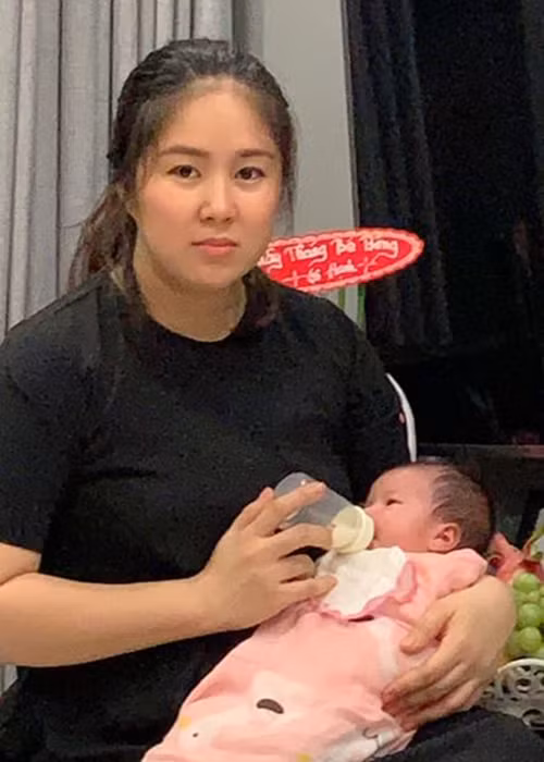 Trong lần mang bầu thứ 2, Lê Phương nặng 81kg. Sau khi sinh, cô có cân nặng 72 kg rồi tăng lên 76 kg. Hình ảnh Lê Phương bị chê phát tướng khi con gái tròn 1 tháng tuổi.