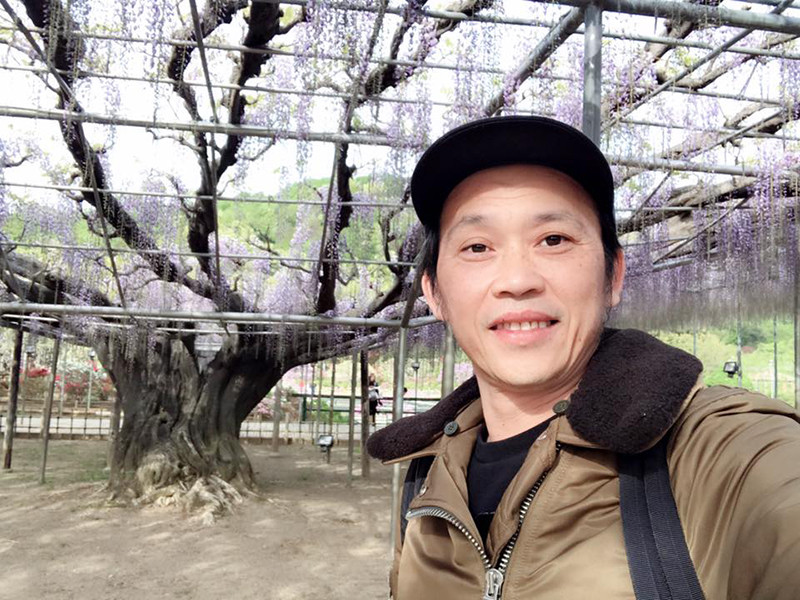 Cuộc hôn nhân của Hoài Linh chỉ kéo dài vỏn vẹn 14 năm. Nam danh hài chia tay trong im lặng và chưa từng tiết lộ lý do của sự tan vỡ.