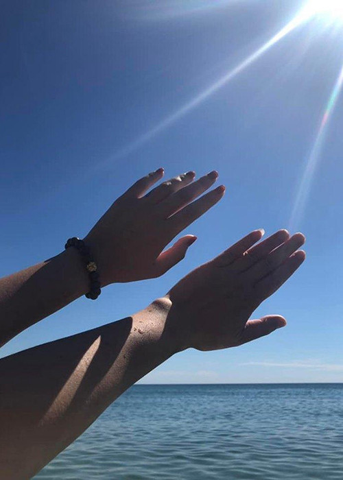 Nữ diễn viên không tiết lộ ảnh cận mặt lẫn danh tính bạn trai của mình. Tuy nhiên, cô vẫn hé lộ một số thông tin về nửa kia.