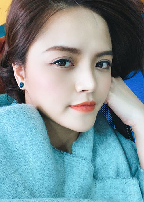 Thu Quỳnh cho biết, bạn trai rất chu đáo, thường tự nấu cơm, đóng hộp rồi đem đến chỗ làm việc cho cô. Ngoài ra, anh còn sẵn sàng đưa cô đi bất cứ nơi đâu cô muốn. Theo lời Thu Quỳnh, người yêu quan tâm cô đến mức lấy giấy lau miệng cho cô sau khi ăn xong.