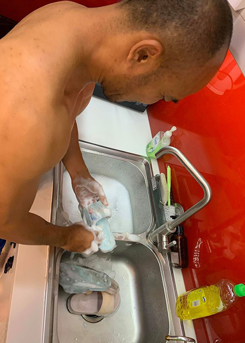 Xuân Lan khoe khoảnh khắc ông xã Ngọc Lâm rửa sạch dép cho bé Thỏ.