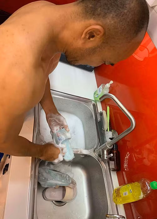 Xuân Lan khoe khoảnh khắc ông xã Ngọc Lâm rửa sạch dép cho bé Thỏ.