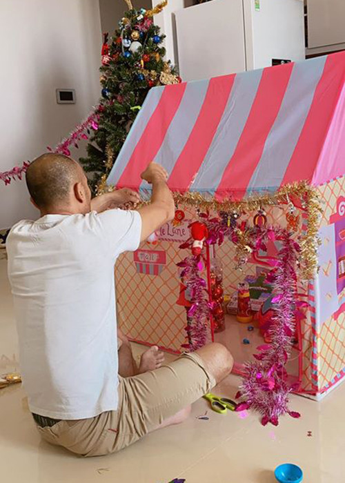 Nhà quay phim Việt kiều tự tay trang trí lều cho con gái. Xuân Lan cho biết, cô hạnh phúc khi lấy được người chồng cùng chơi với con.