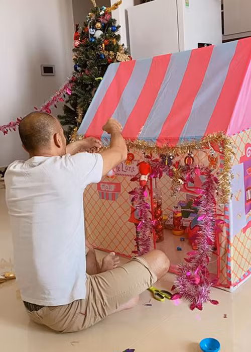 Nhà quay phim Việt kiều tự tay trang trí lều cho con gái. Xuân Lan cho biết, cô hạnh phúc khi lấy được người chồng cùng chơi với con.