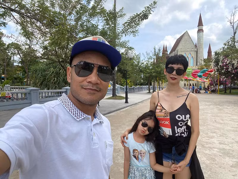 Hình ảnh cặp đôi bên con gái trong chuyến du lịch Phú Quốc hồi tháng 3.