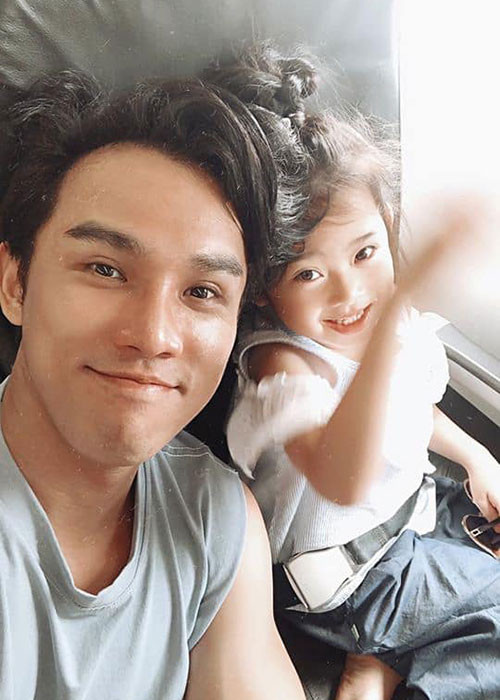 Mới đây, ca sĩ Nguyễn Huy - một người bạn thân của Mai Phương đã chia sẻ hình ảnh mới nhất của bé Lavie. Hình ảnh con gái Mai Phương vui vẻ hồn nhiên khiến khán giả yên tâm phần nào.