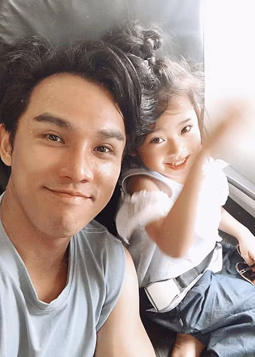 Mới đây, ca sĩ Nguyễn Huy - một người bạn thân của Mai Phương đã chia sẻ hình ảnh mới nhất của bé Lavie. Hình ảnh con gái Mai Phương vui vẻ hồn nhiên khiến khán giả yên tâm phần nào.