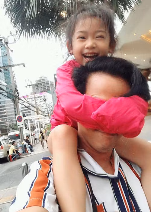 Bé Lavie năm nay mới 7 tuổi nên tin rằng mẹ chỉ lên thiên đàng một thời gian rồi sẽ trở về.