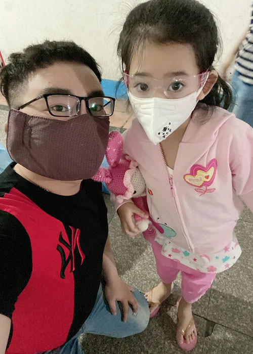 Người quản lý của Mai Phương cũng đăng tải hình ảnh mới nhất của Lavie. "Nay 2 chú cháu cùng 2 cô Mi về nhà mẹ Phương soạn đồ chơi và những vật dụng cho con. Những lời nói, câu hỏi thật hồn nhiên và ngây thơ của đứa bé sắp lên 7 tuổi thật thấy thương con lắm", người quản lý cho hay.