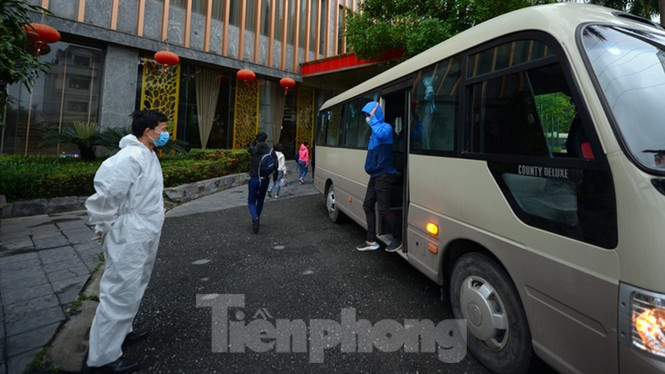 Mỗi ngày có 3 chuyến xe 29 chỗ chở cán bộ y, bác sỹ bệnh viện Bạch Mai đến chỗ làm.