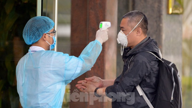 Ngoài ra, khách sạn bố trí trạm gác ở cổng và các lối ra vào, tuyệt đối không cho phép những người không có nhiệm vụ vào khách sạn, bố trí đường ra, vào phù hợp cho phương tiện vận chuyển cán bộ y tế.