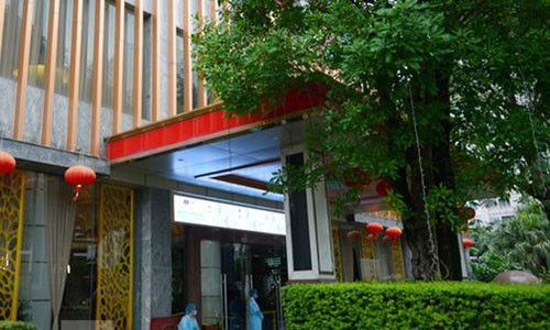 Trước đó vào ngày 31/3, Bộ Y tế ban hành Quyết định số 1469/QĐ-BYT về việc “Thành lập cơ sở cách ly cho cán bộ y tế Bệnh viện Bạch Mai tại khách sạn Mường Thanh Grand Xa La (quận Hà Đông, HÀ Nội) trong phòng, chống dịch COVID-19”.