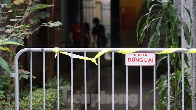 Toàn bộ khu vực khánh sạn được bảo vệ và quây rào cách ly.