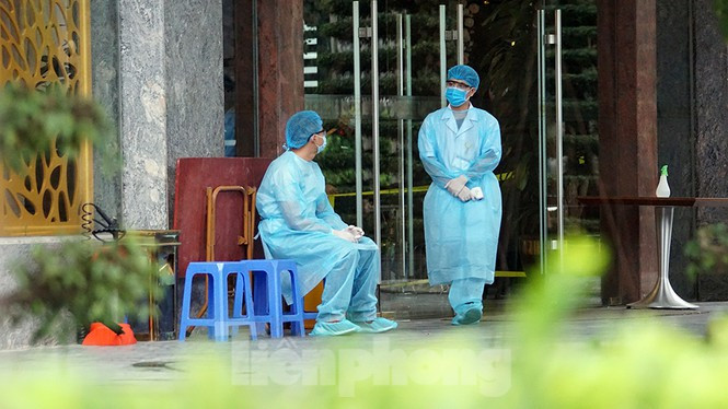 Trước đó, bác sỹ của Học viện Quân y đã tập huấn phòng dịch cho nhân viên khách sạn trước khi phục vụ các bác sĩ Bệnh viện Bạch Mai.