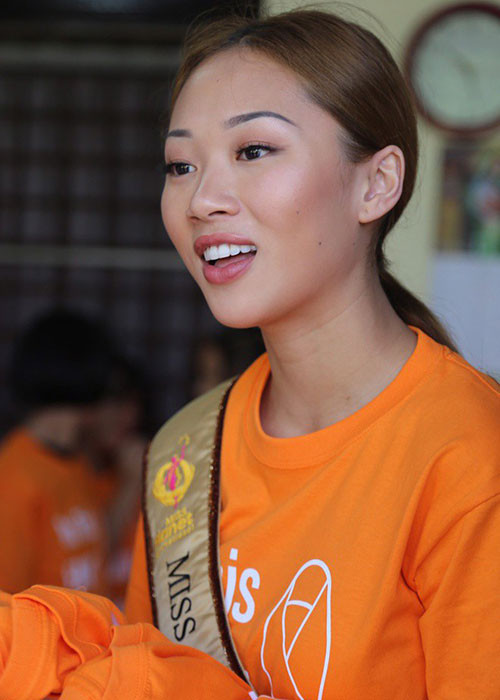 Hình ảnh rạng rỡ của Hoa hậu Jacqueline Đặng khi về Việt Nam từ thiện.