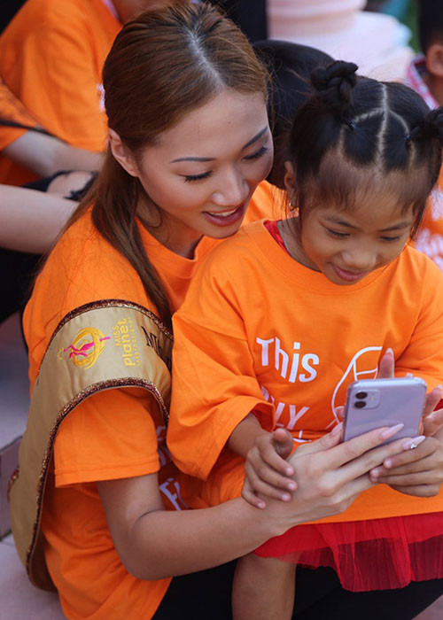 Người đẹp tiết lộ ước nguyện trong tương lai của bản thân: “Tôi sẽ tiếp tục dành thời gian để hỏi thăm, quan tâm và động viên các em nhỏ. Vì có thể chúng đã quên mất những điều chúng đã làm được, đã vượt qua. Mặt khác tôi cũng muốn kêu gọi bạn bè, gia đình và những người mà tôi quen biết để cùng đóng góp, giúp cho các em giảm bớt sự khó khăn trong cuộc sống. Và khi trở lại Việt Nam, tôi sẽ dạy các em catwalk và cách theo đuổi những gì mình muốn".