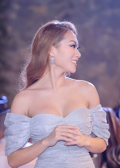 Jacqueline Đặng chiếm được thiện cảm bởi nhan sắc xinh đẹp lẫn tấm lòng nhân ái.