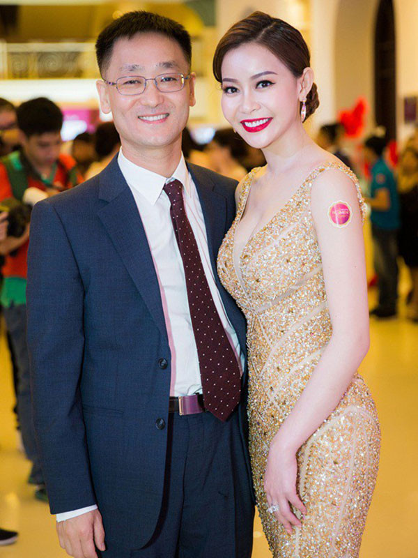 Pha Lê nói thêm chồng của Hải Dương đã về Hàn Quốc để một mình vợ giải quyết ồn ào. "Anh chồng tử tế là thế, đứng trước mặt mình đáng thương lắm luôn, khóc lóc kêu mỗi ngày đều bị gọi điện dọa giết vì vợ nhưng xin hãy thương cô ấy vì cô ấy đẹp. Giờ anh trốn về Hàn Quốc để vợ anh một mình gánh tất, theo anh nói là anh chẳng biết gì hết, cô ấy tự làm tự chịu", Pha Lê viết. Ảnh: Tin tức Việt Nam