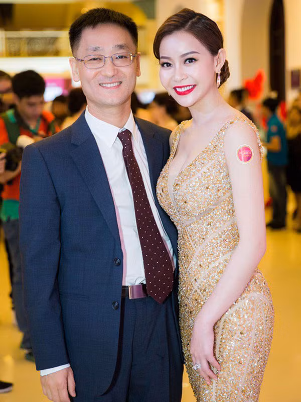 Pha Lê nói thêm chồng của Hải Dương đã về Hàn Quốc để một mình vợ giải quyết ồn ào. "Anh chồng tử tế là thế, đứng trước mặt mình đáng thương lắm luôn, khóc lóc kêu mỗi ngày đều bị gọi điện dọa giết vì vợ nhưng xin hãy thương cô ấy vì cô ấy đẹp. Giờ anh trốn về Hàn Quốc để vợ anh một mình gánh tất, theo anh nói là anh chẳng biết gì hết, cô ấy tự làm tự chịu", Pha Lê viết. Ảnh: Tin tức Việt Nam