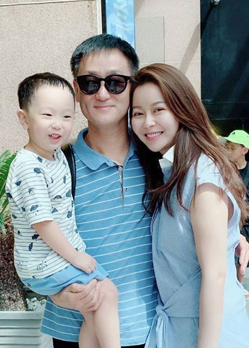 Cặp đôi hạnh phúc bên con trai.