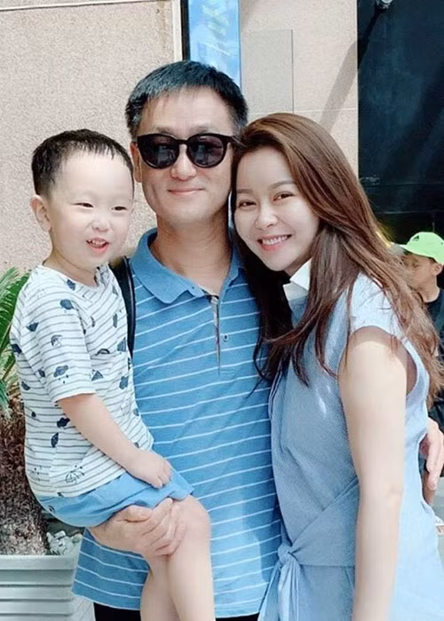 Cặp đôi hạnh phúc bên con trai.