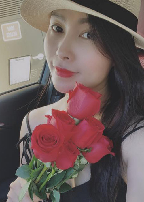 Nữ ca sĩ hải ngoại theo đuổi phong cách thời trang gợi cảm khi đi diễn lẫn ở đời thường.