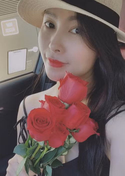 Nữ ca sĩ hải ngoại theo đuổi phong cách thời trang gợi cảm khi đi diễn lẫn ở đời thường.