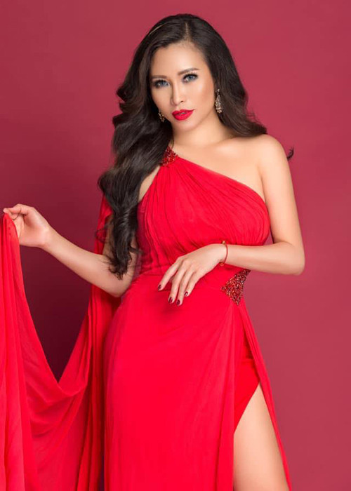 Đan Kim tham gia cuộc thi Vstar của một trung tâm ca nhạc tại hải ngoại vào năm 2012. Ở sân chơi này, cô lọt top 3 chung cuộc.