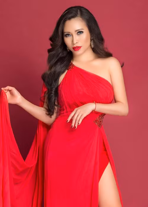 Đan Kim tham gia cuộc thi Vstar của một trung tâm ca nhạc tại hải ngoại vào năm 2012. Ở sân chơi này, cô lọt top 3 chung cuộc.